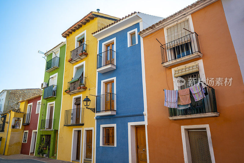 西班牙阿利坎特的Villajoyosa La Vila Joiosa五颜六色的地中海房屋